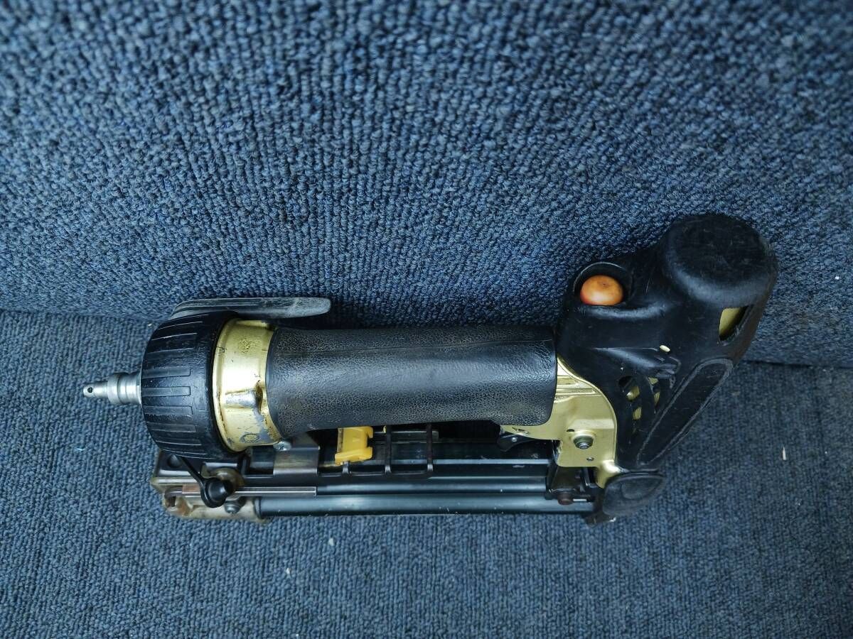 高圧仕上釘打機