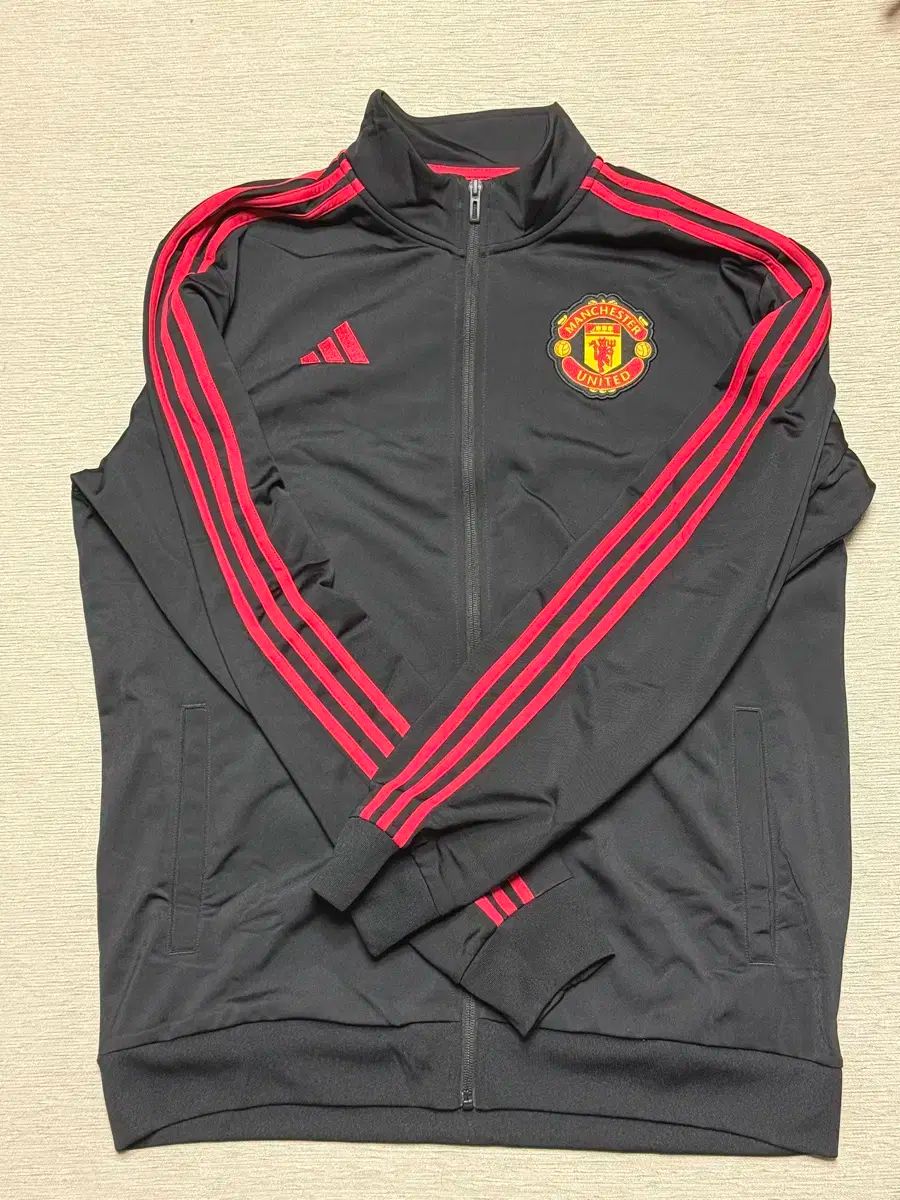 ほぼ マンＵ adidas アディダス 黒 赤 ジャージ