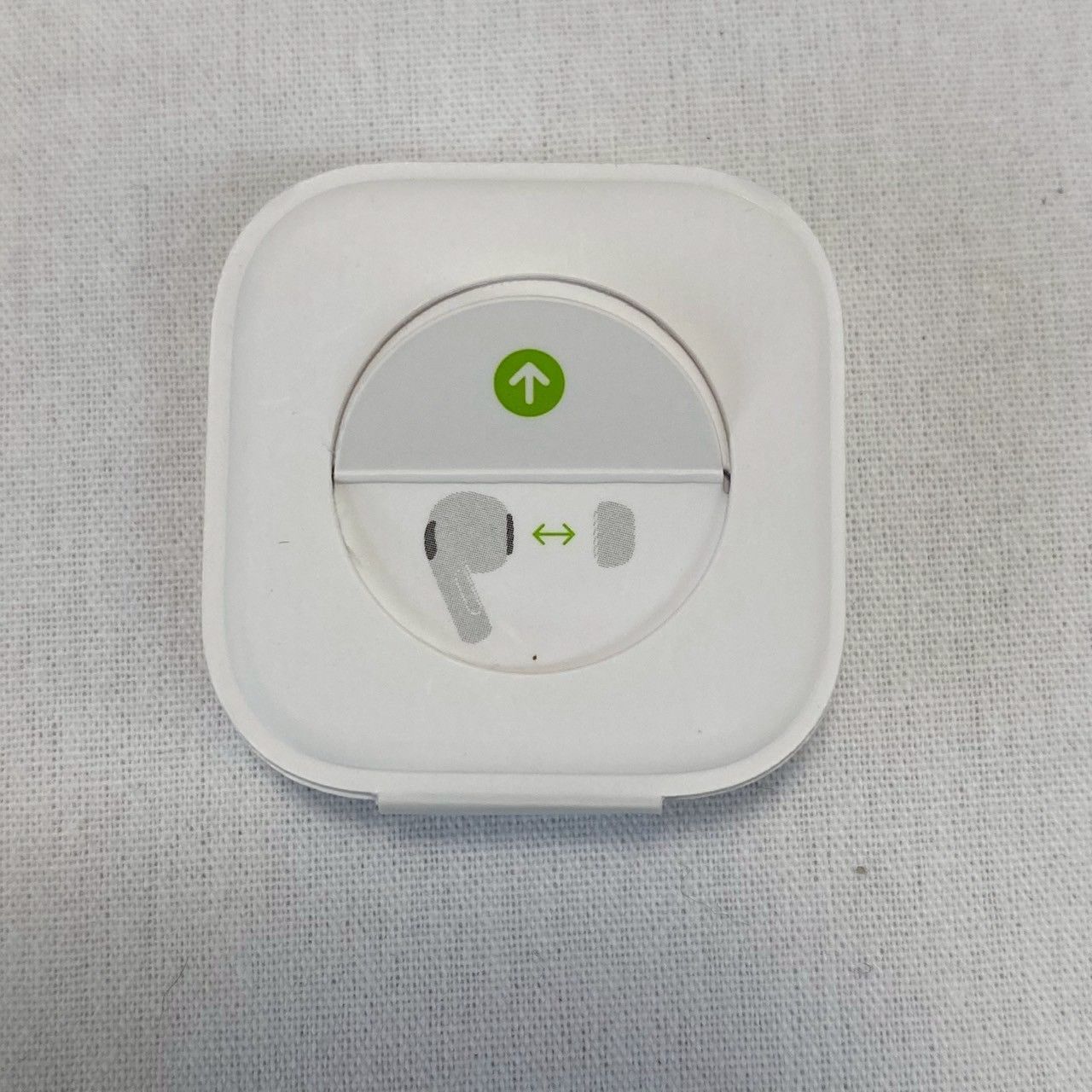 ジャンク品】AirPods/Pro/MWP22J/A/本体/充電ケース付き/通電