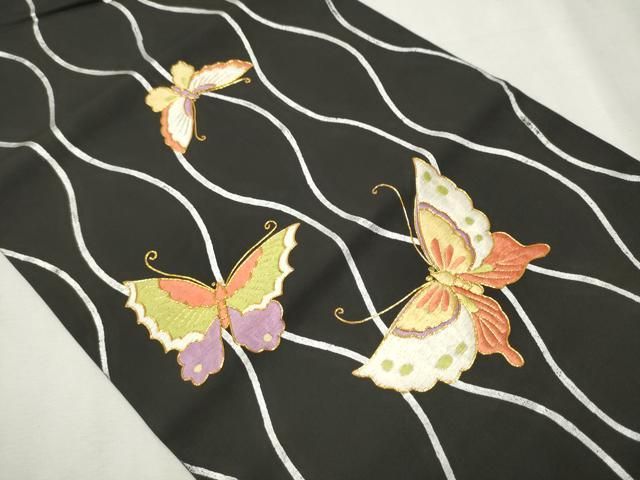 平和屋着物●塩瀬　九寸名古屋帯　総刺繍　駒刺繍　縦枠舞蝶文　黒地　金彩　正絹　逸品　CAAT8082hy 平和屋着物○塩瀬 九寸名古屋帯 総刺繍 駒刺繍 縦枠舞蝶文 黒地 金彩