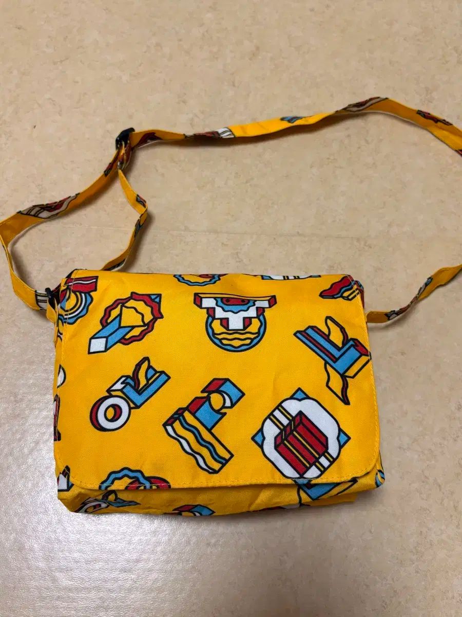 A BATHING APE アベイシングエイプ ベビー マイロ パターン 黄色 ミニ クロスボディバッグ