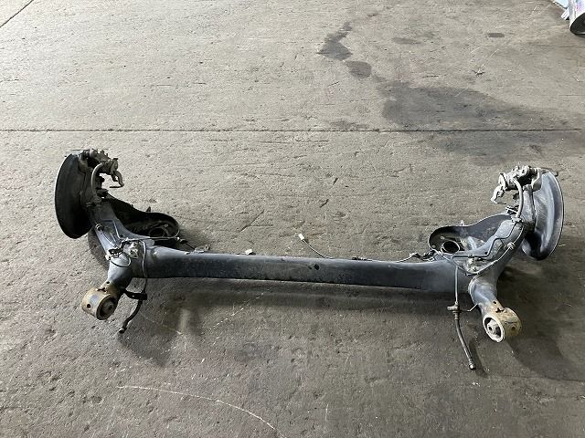 プリウス ZVW30 リアアクスルビーム L 42101-12171 1F7