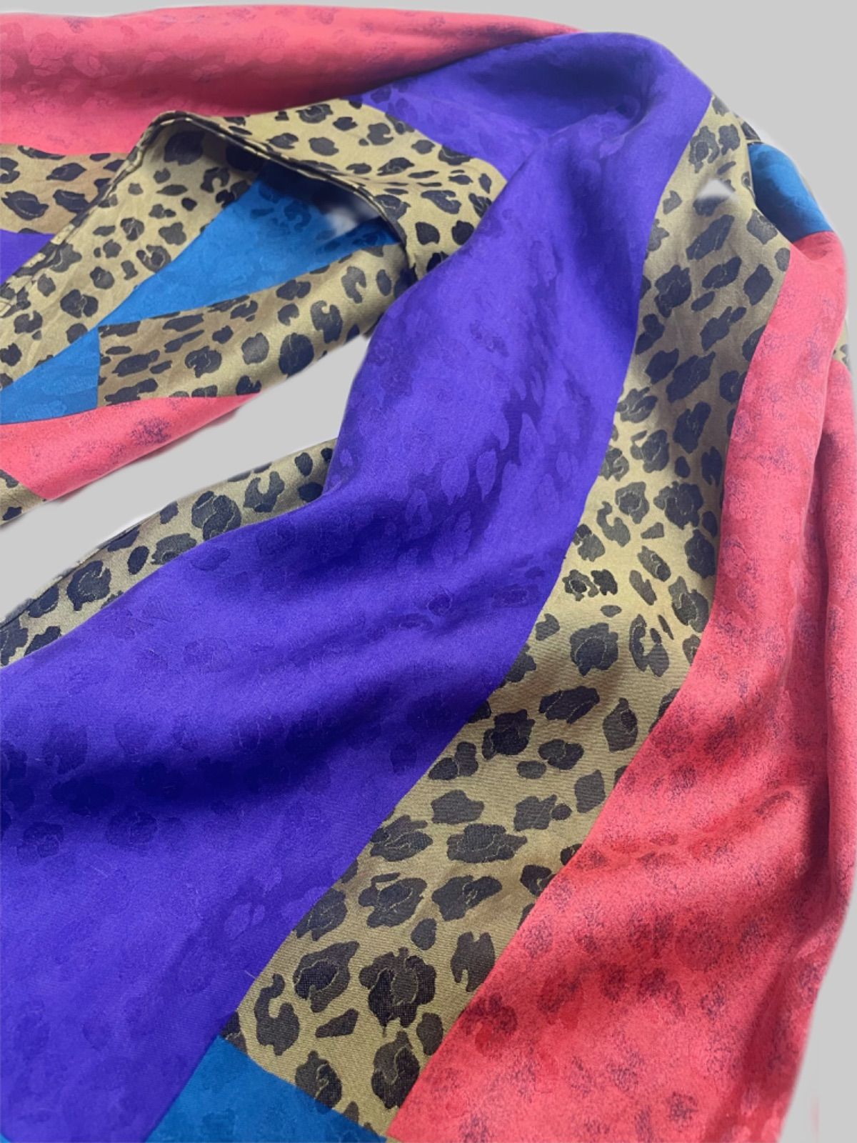 高級感 GIVENCHY ヒョウ柄 大判スカーフ 108㎝×108㎝ - メルカリ