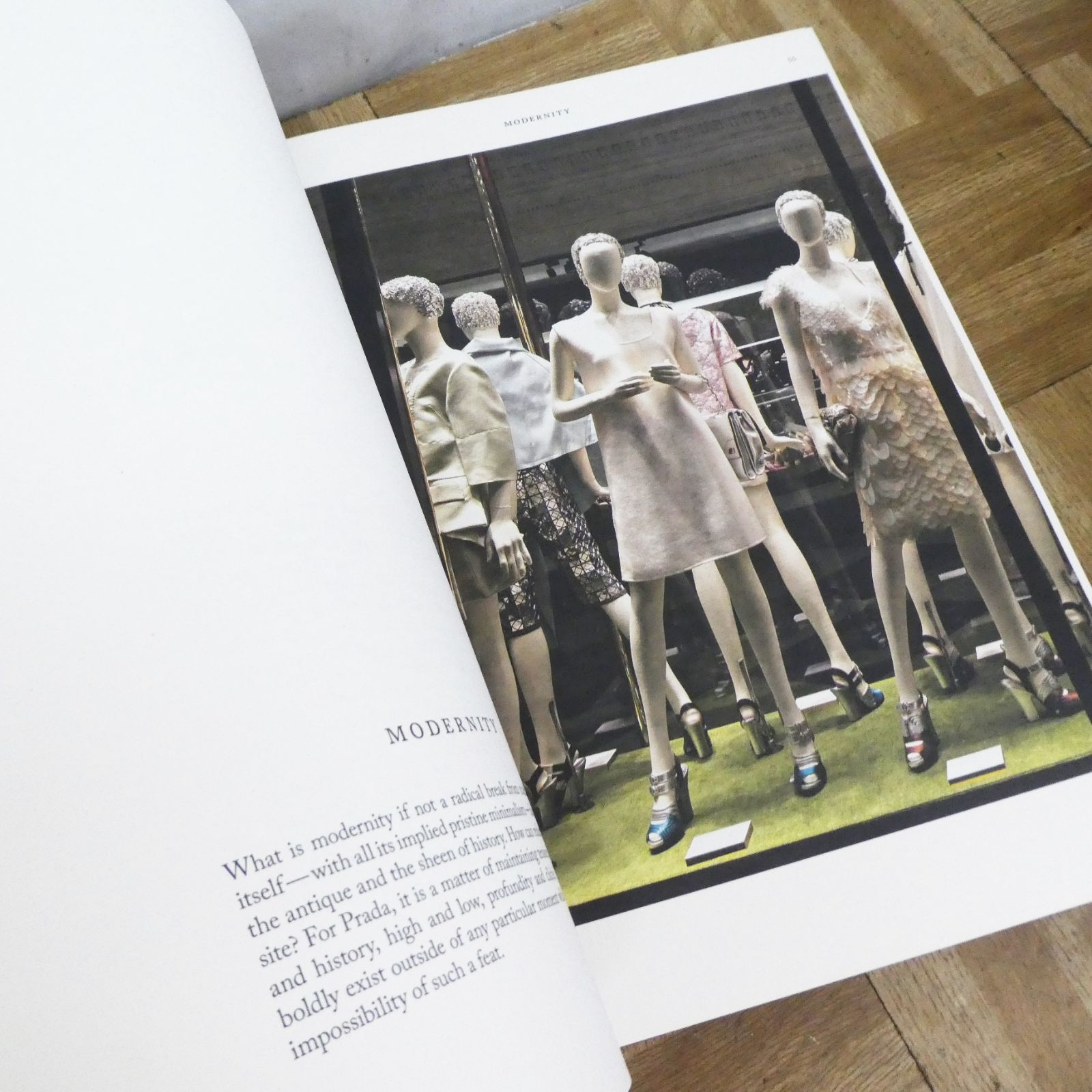 Q896【希少】プラダ プラダスフィア 2014年 展覧会 Pradasphere ハードカバー仕様 中古 /30 Prada Group プラダの歴史を一挙に堪能、上海で開催中の『PRADASPHERE Notes Stylist of