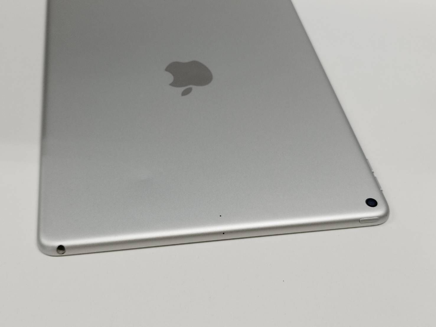 未使用品〕iPad(A16) 128GB シルバー MD7F4J／A SIMフリー【258】 楽天