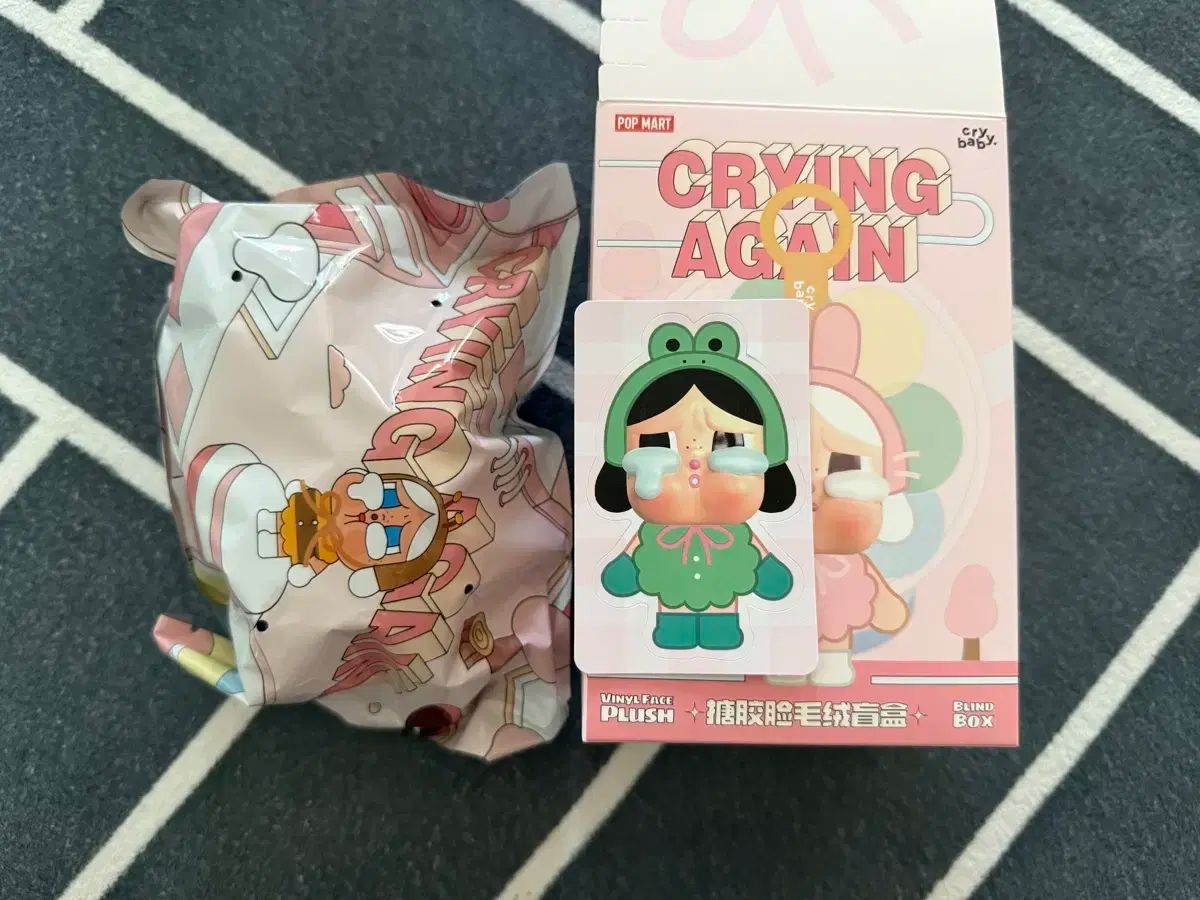 ポップマート クライベイビー 泣いている もう一度 キーリング カエル