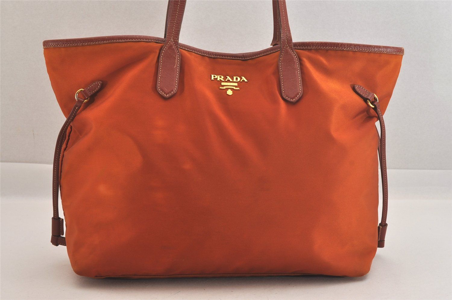 ショルダーバッグ ナイロン サフィアーノレザー レッド 三角プレート