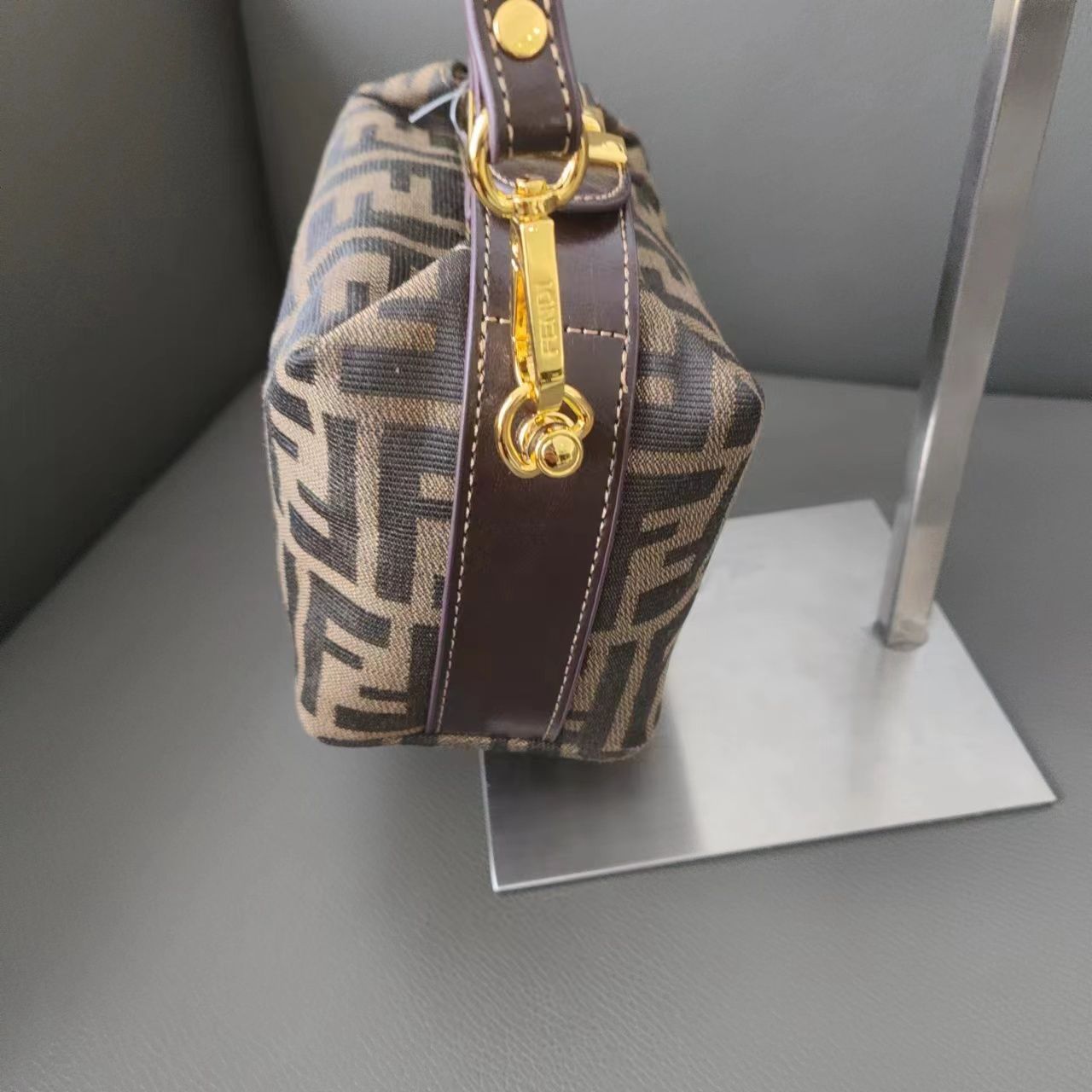 極美品小さめ【FENDI】ミニバニティポーチズッカ柄キャンバス