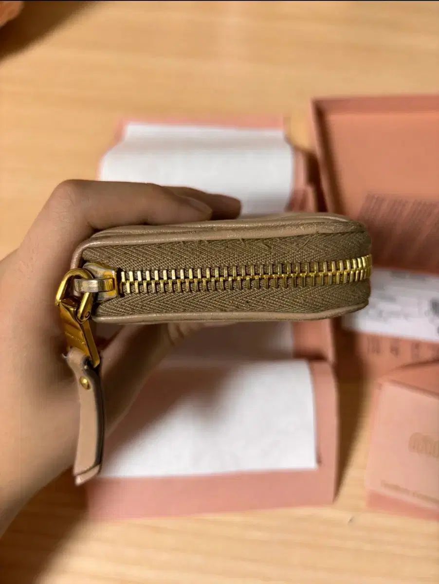 MIU MIU(ミュウミュウ) マトラッセ 5MM268 二つ折り財布 カメオ
