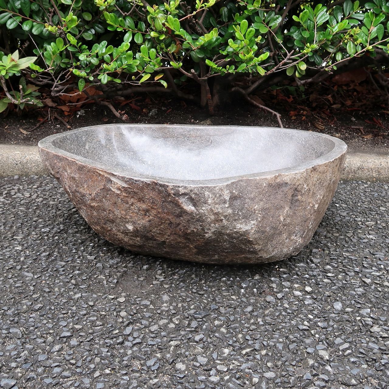 天然石をくり抜いた手水鉢 リバーストーン L 54 X 44 つくばい 睡蓮鉢 すいれん鉢 メダカ鉢 石材 ガーデン 坪庭 筧 県 配送不可 250933