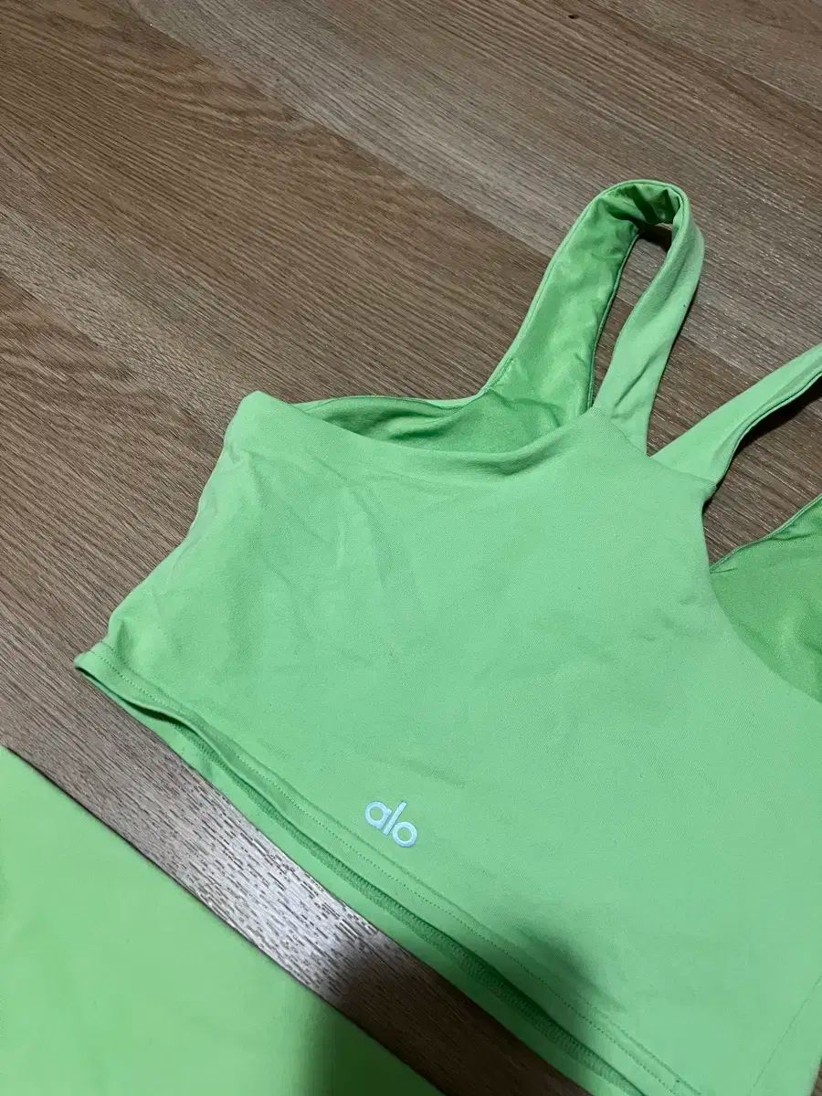 日本最大級の品揃え！ アーロ ヨガ ライム グリーン 上下セット セット 直線的な