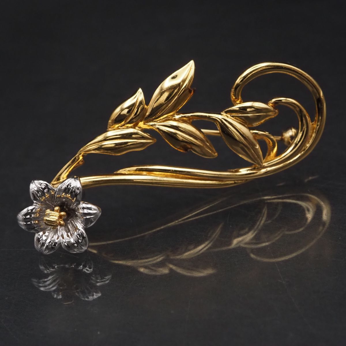 F935 IEI 925刻印 ブローチ ユリ 百合 リリー フラワー リーフ ゴールド デザイン シルバー
