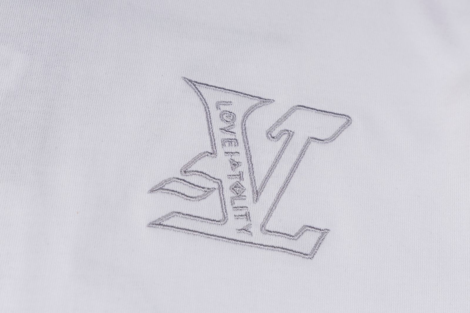今日特価】Louis Vuitton 25SS 刺繍ロゴ T シャツ - メルカリ
