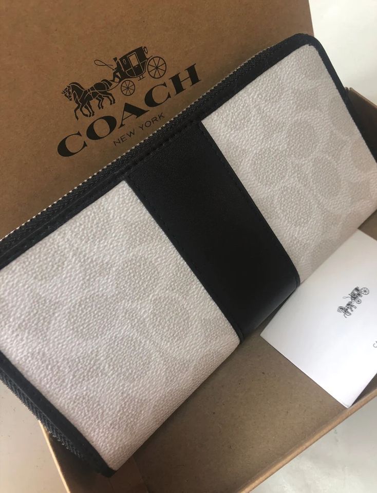 安いそれに目立つ ✨【夏コーデ】COACH 黒×シグネチャー長財布 長財布