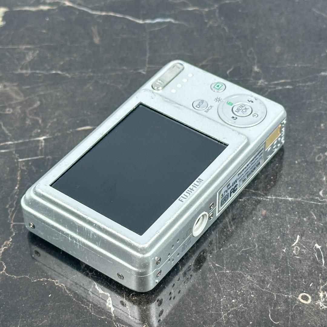 【美品】FUJIFILM FINEPIX J15fd　シルバー Fujifilm FinePix J Series J15 8.2MP Digital Camera - Silver for