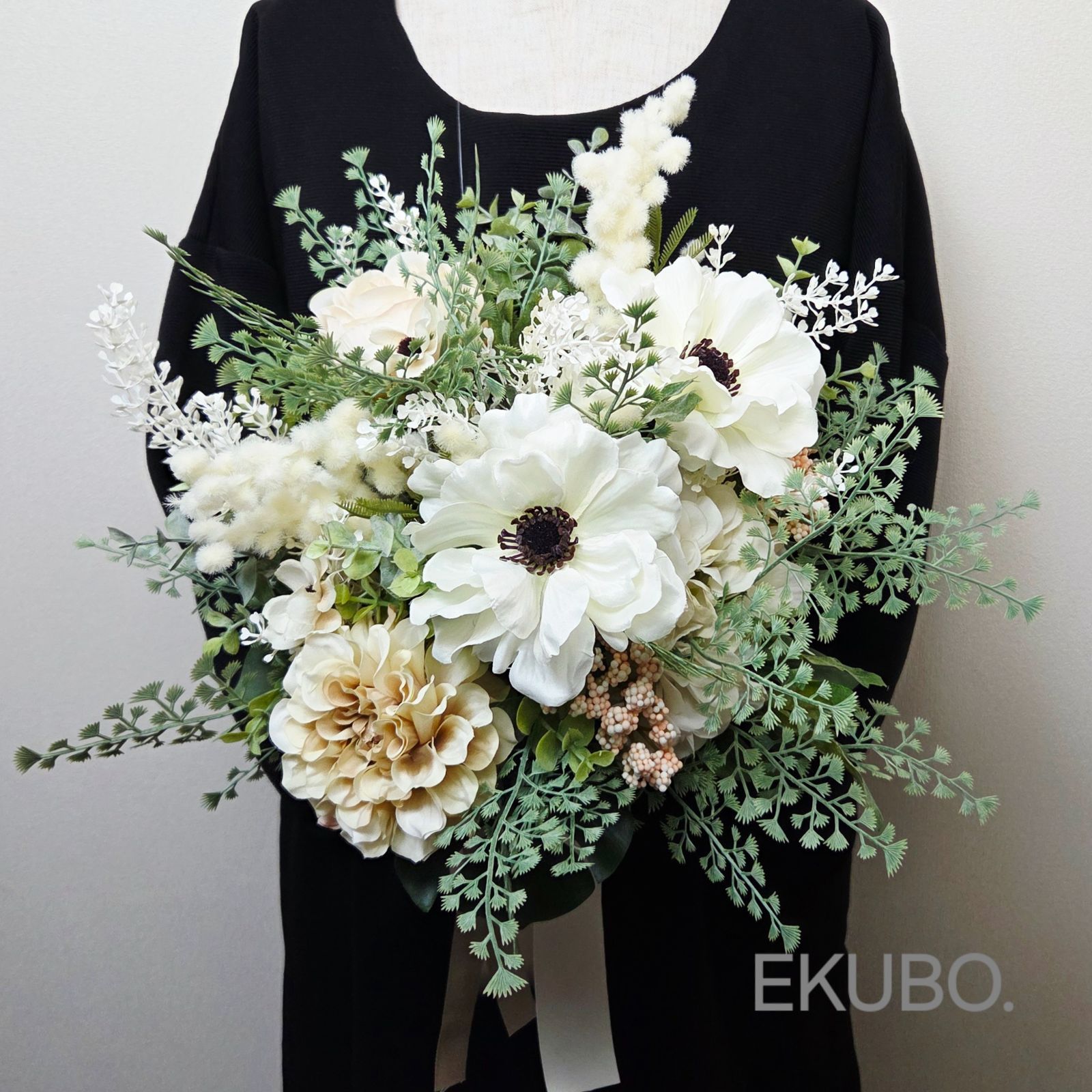 ホワイトアネモネのクラッチブーケ ウェディングブーケ-ブートニア