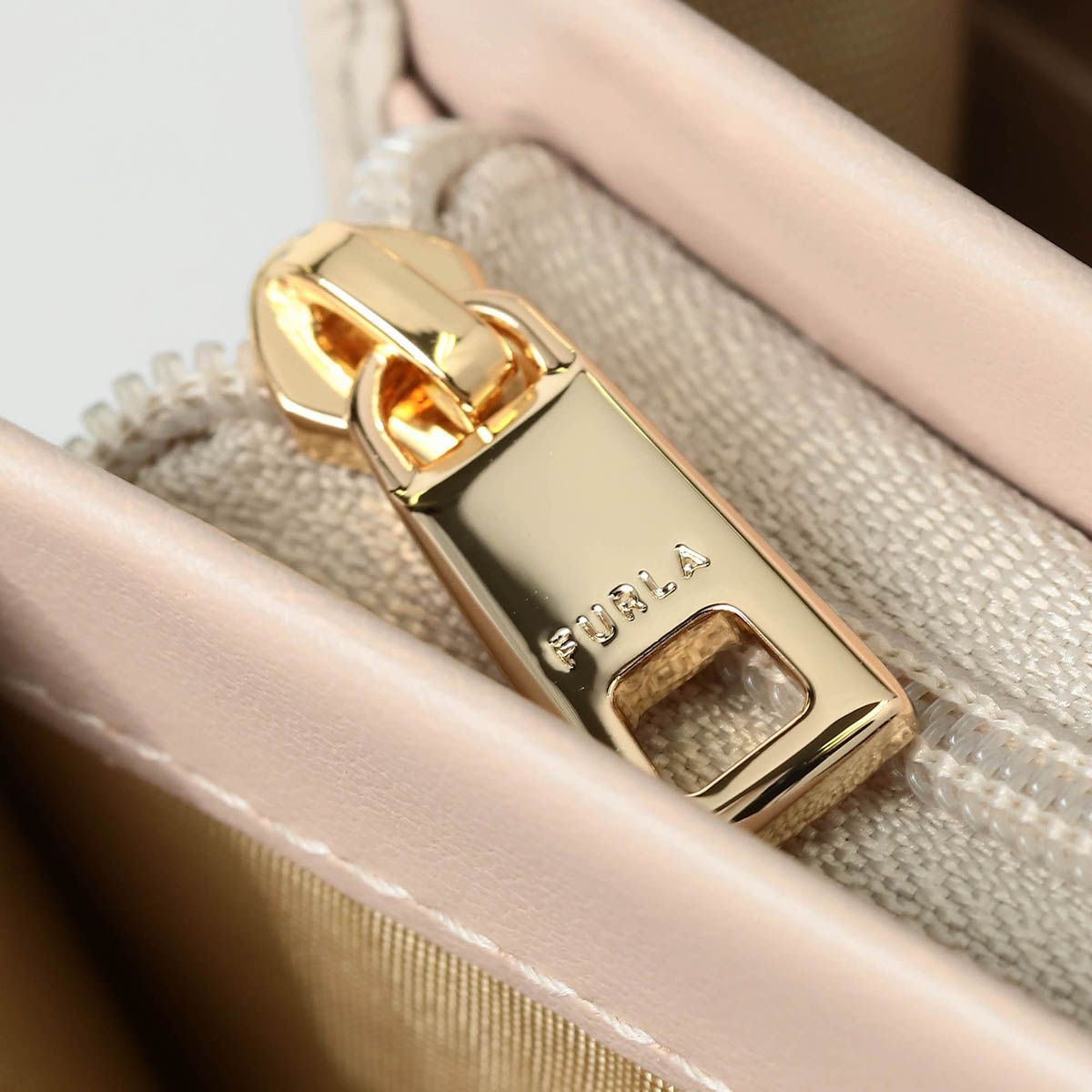 新品 フルラ FURLA 長財布 ジャーダ ロングウォレット ヴァニリア メルカリ