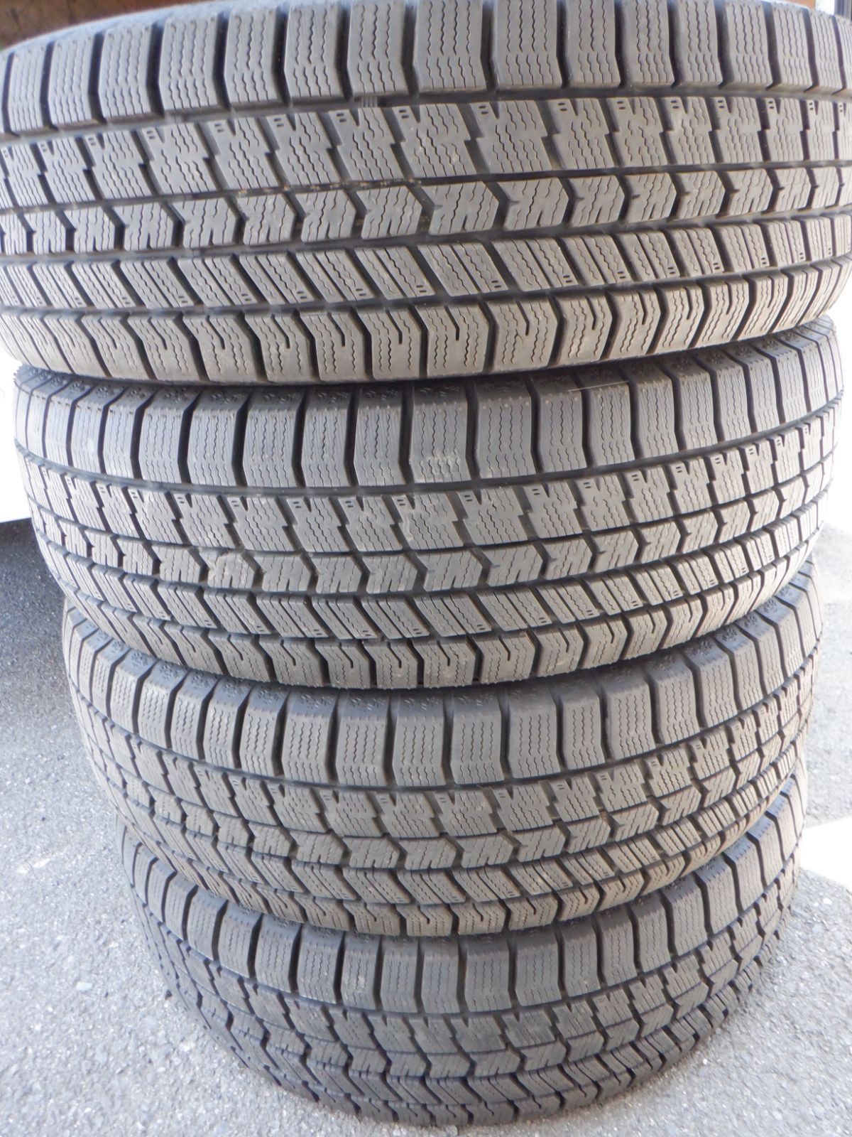 未使用に近い 185/65R15 グッドイヤー アイスナビ8 2024年製 4 未使用に近い 185/65R15 グッドイヤー アイスナビ8 2024年製 4