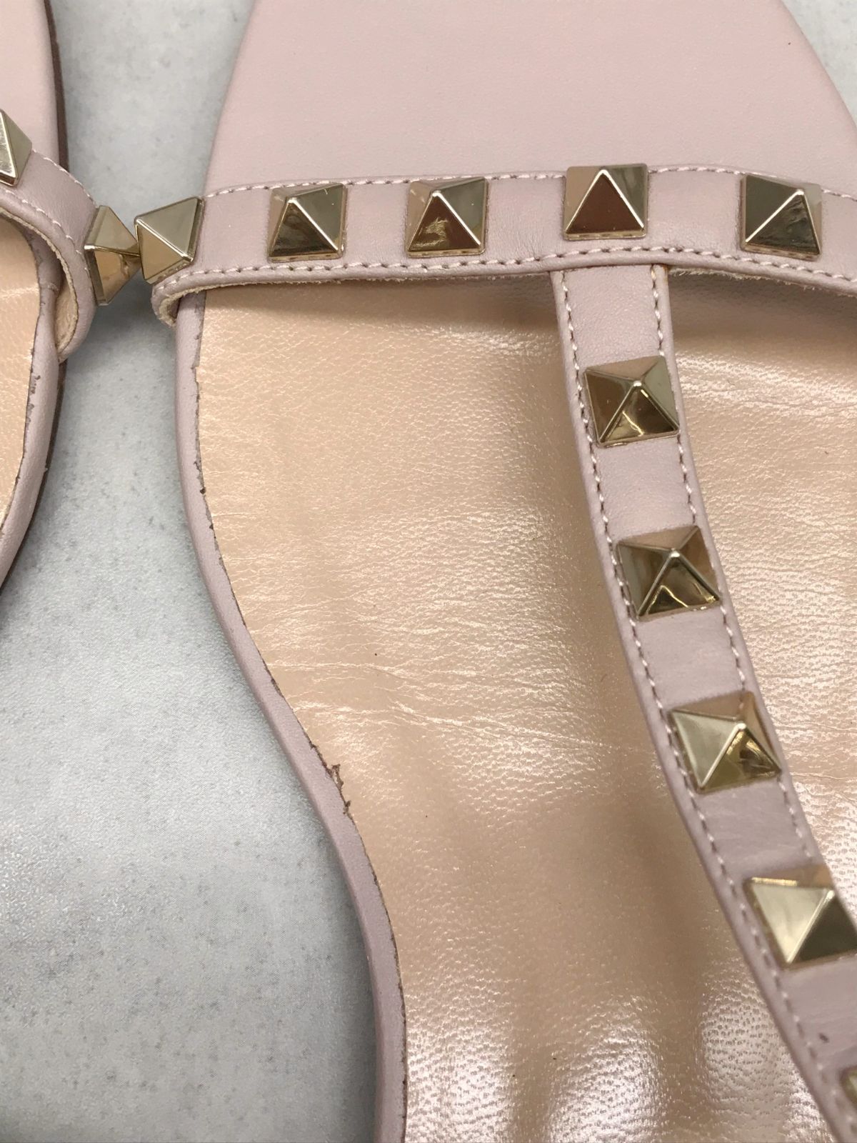VALENTINO ロックフラットサンダル 38 訳あり 【公式通販】