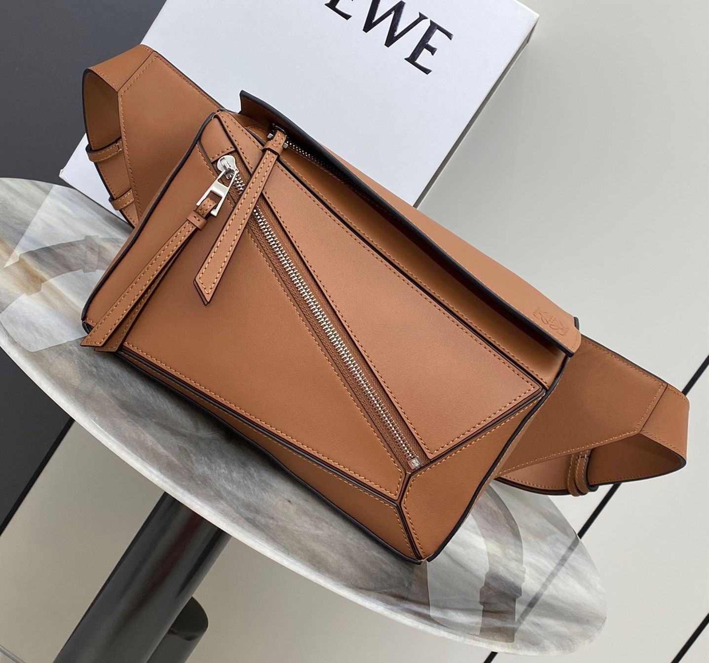 新品未使用 LOEWE ロエベ loewe ボディバッグ メンズ PUZZLE SMALL BUMBAG レディースバッグ パズル バムバッグ スモール ベルトバッグ レザー クロスボディ 鞄 送料無料 新品