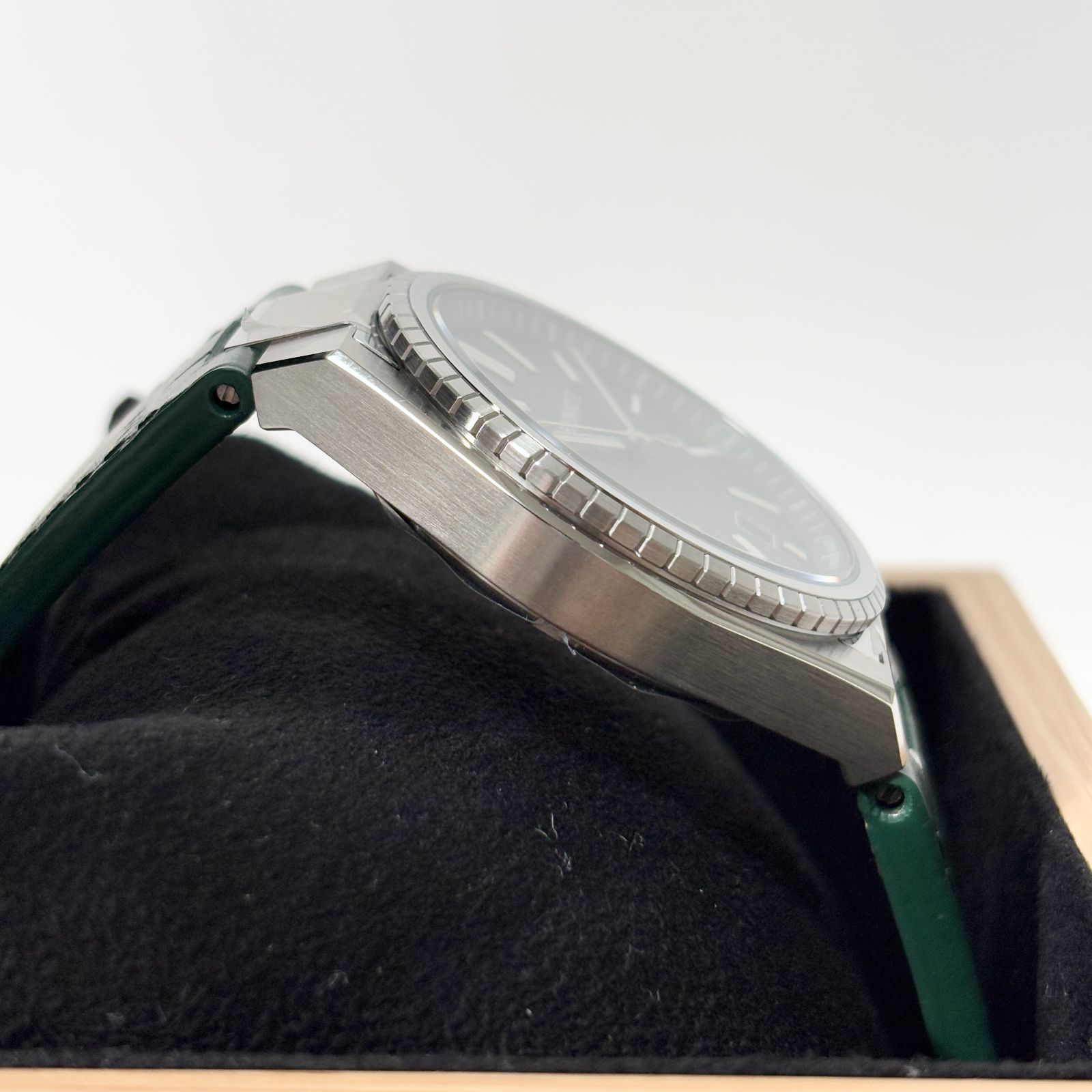新品】AERO WATCH MILAN スポーツクォーツ メンズ腕時計 グリーン 