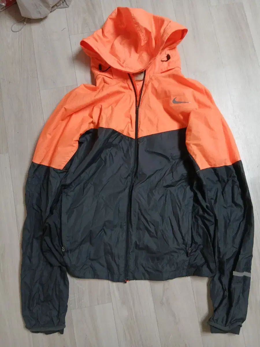 Nike フード付きウィンドブレーカー オレンジ NIKE(ナイキ) オレンジ/ブラック ウィンドブレーカー フード