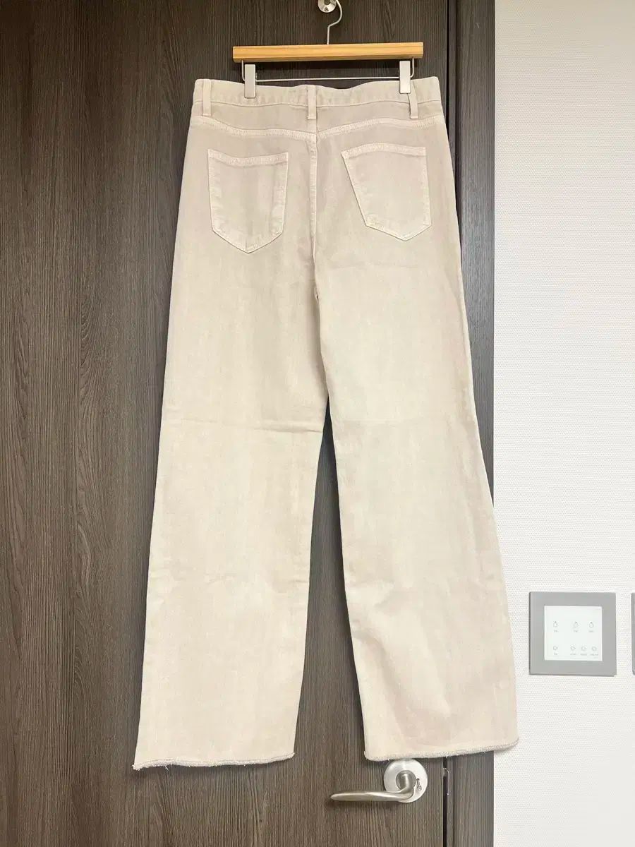 ベージュパンツ