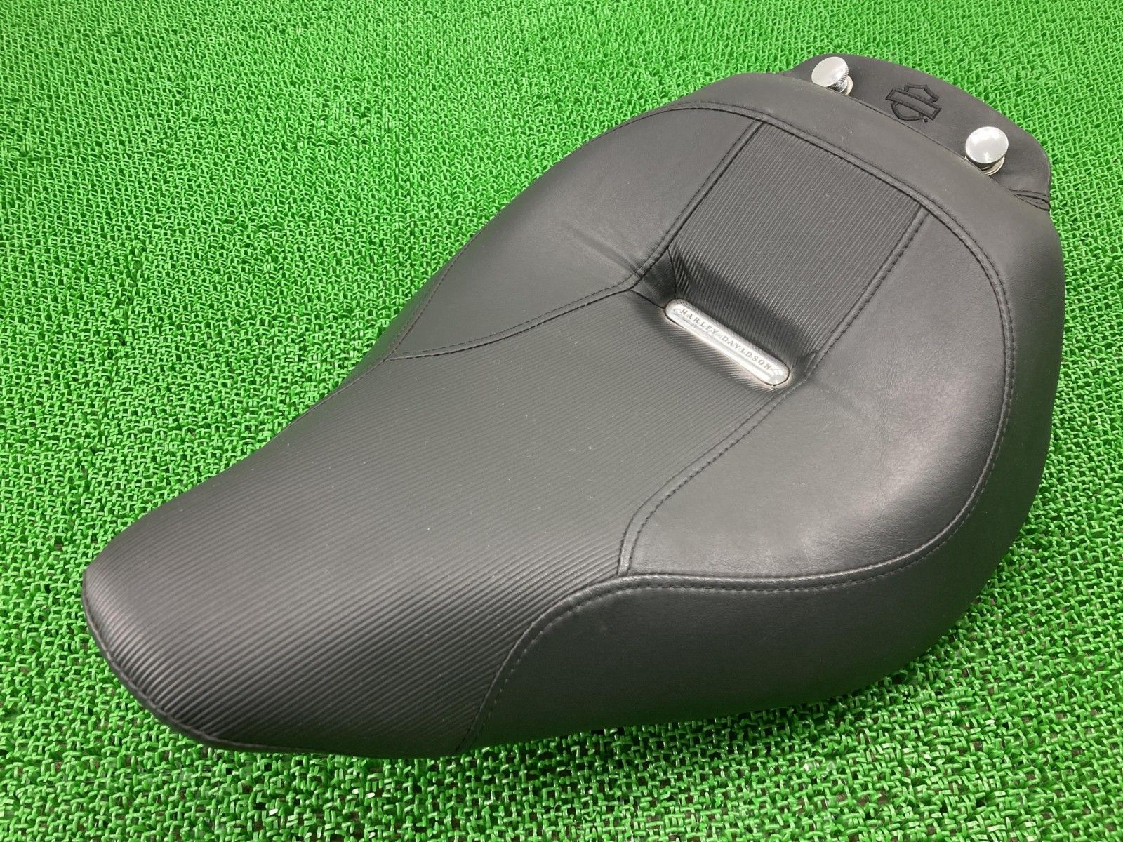 FXSB1580 フロントシート P52000097 5HD1BF5E7EB019*** ハーレー 純正 バイク 部品 15年外し ブレイクアウト 綺麗 良品 【中古】 6 FXSB1580 フロントシート P52000097 5HD1BF5E7EB019*** ハーレー 純正