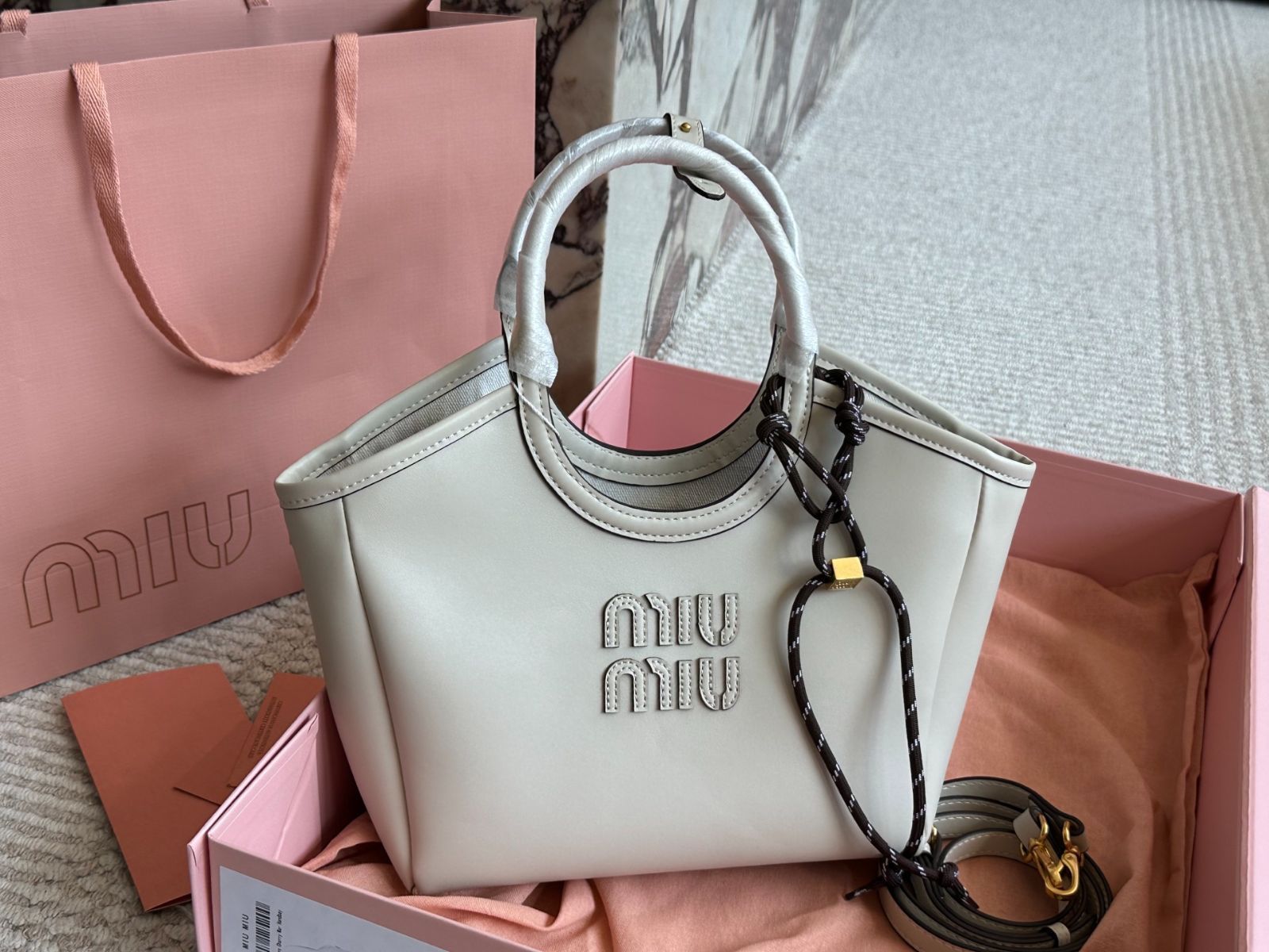 MIU MIU 限定モデル レザートートバッグ - コンパクトサイズ (22