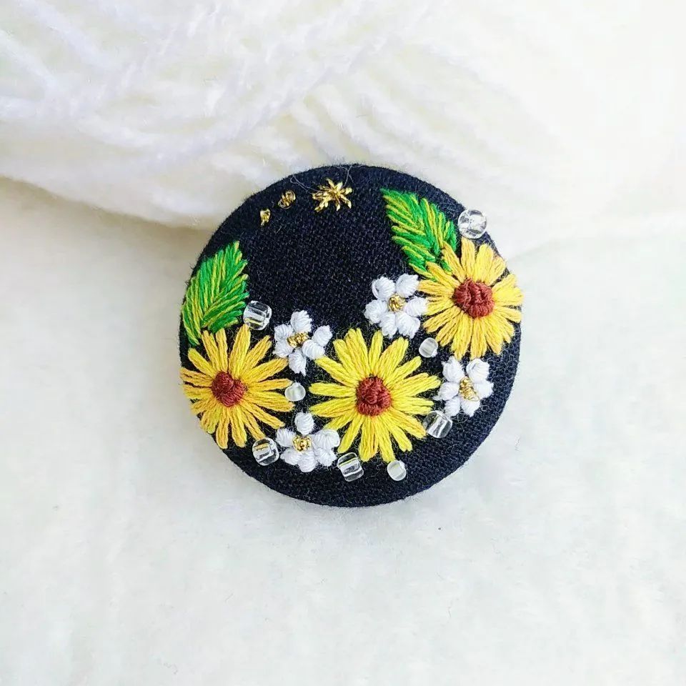 ネイビー生地に白薔薇刺繍☆2.7センチくるみボタンヘアゴム2点セット ネイビー生地に白薔薇刺繍☆2.7センチくるみボタンヘアゴム2点セット