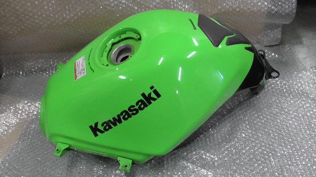 ニンジャ Ninja 250R EX250K-A17xxx の タンク 1761179826