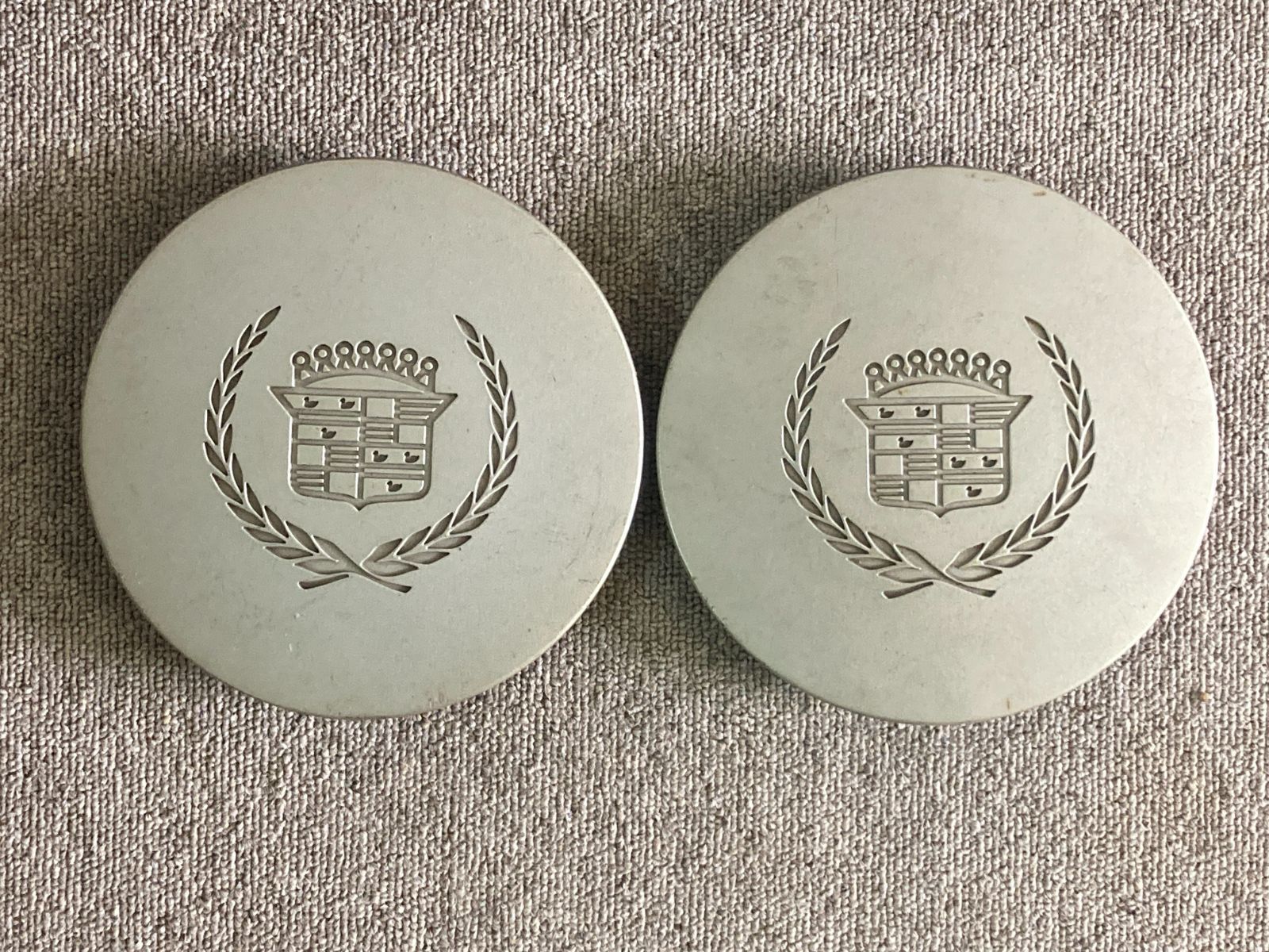 □送料込み□キャデラック□ホイールセンターキャップ□2個SET□中古