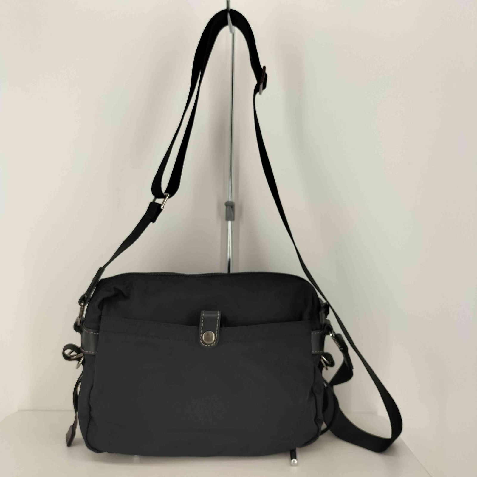 アニエスベーボヤージュ　牛革×ナイロン　ロゴ型押し　軽量クロスボディバッグ黒 dandelion-onlineshop_03-012631