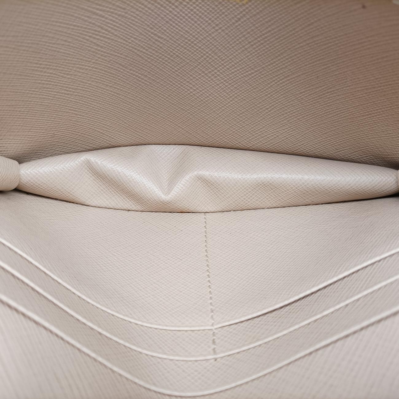 プラダPradaヴィテッロディアノベージュサフィアーノレザー1DH04485