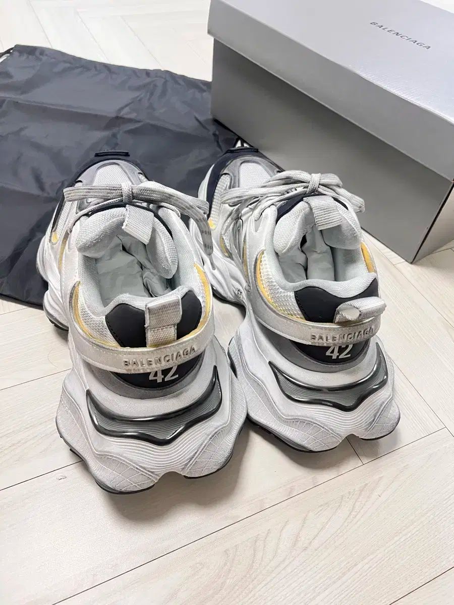 BALENCIAGA