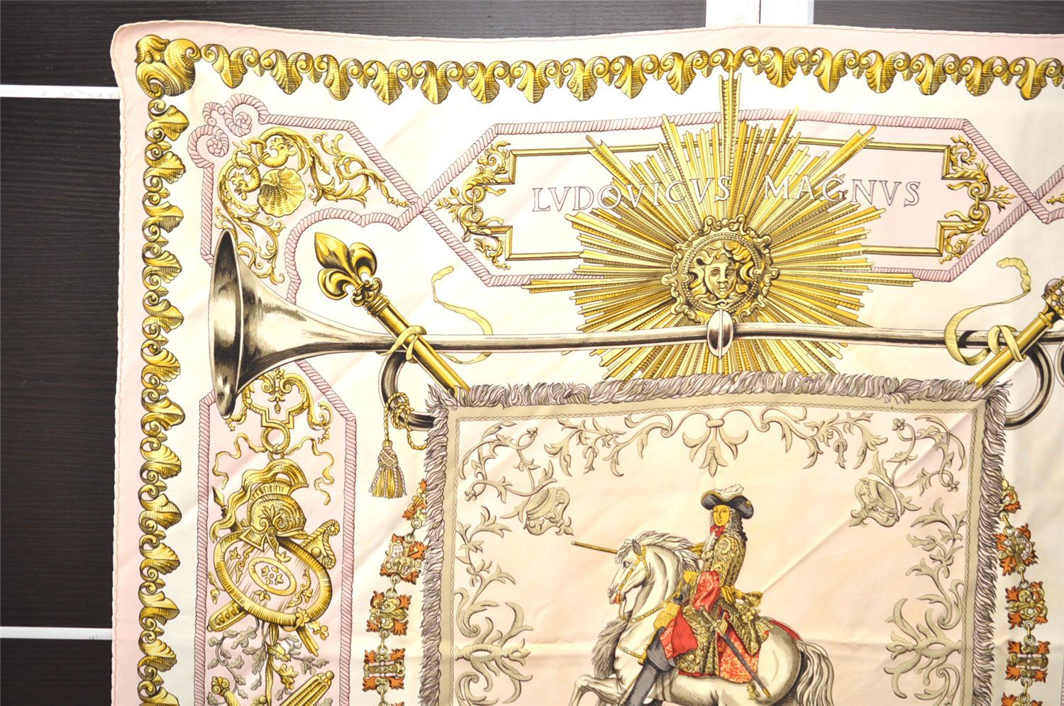 エルメス HERMES スカーフ カレ90 LVDOVICVS MAGNVS 白い馬に跨った