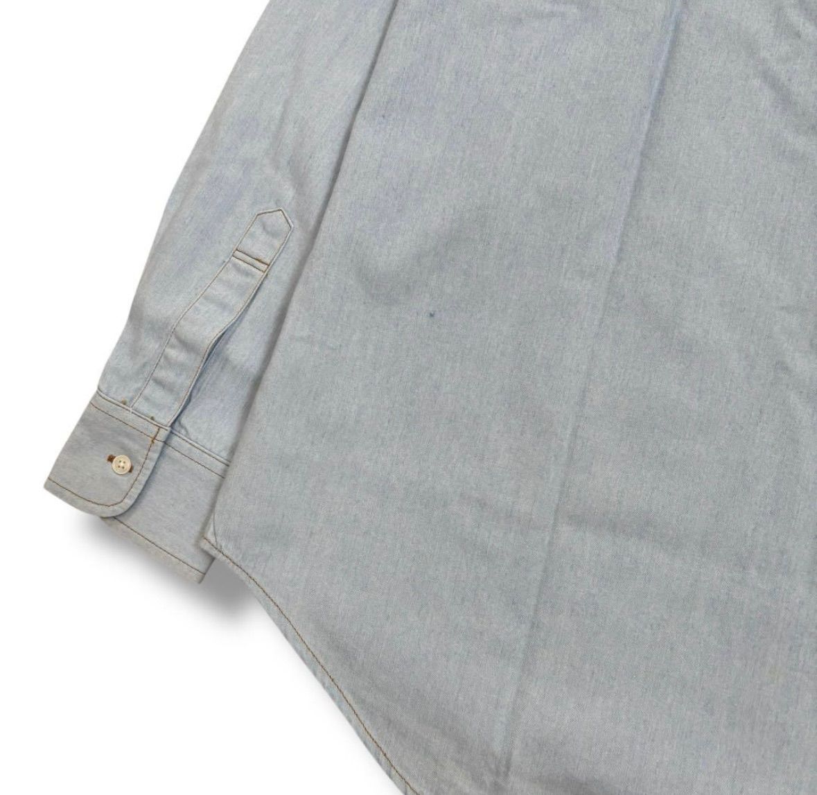 薄色デニムシャツ