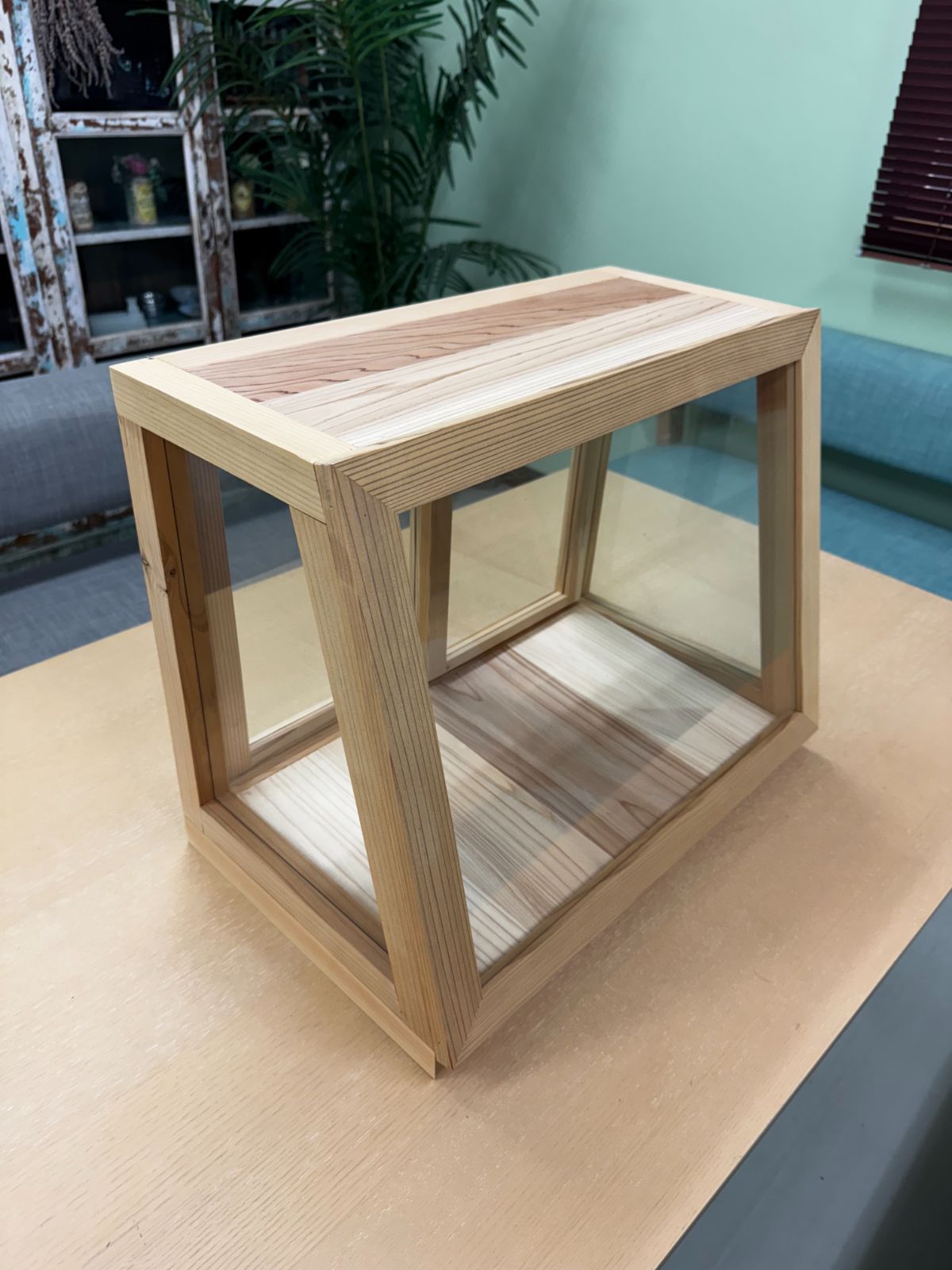 木の温もりで魅せる シンプル＆上質なショーケース