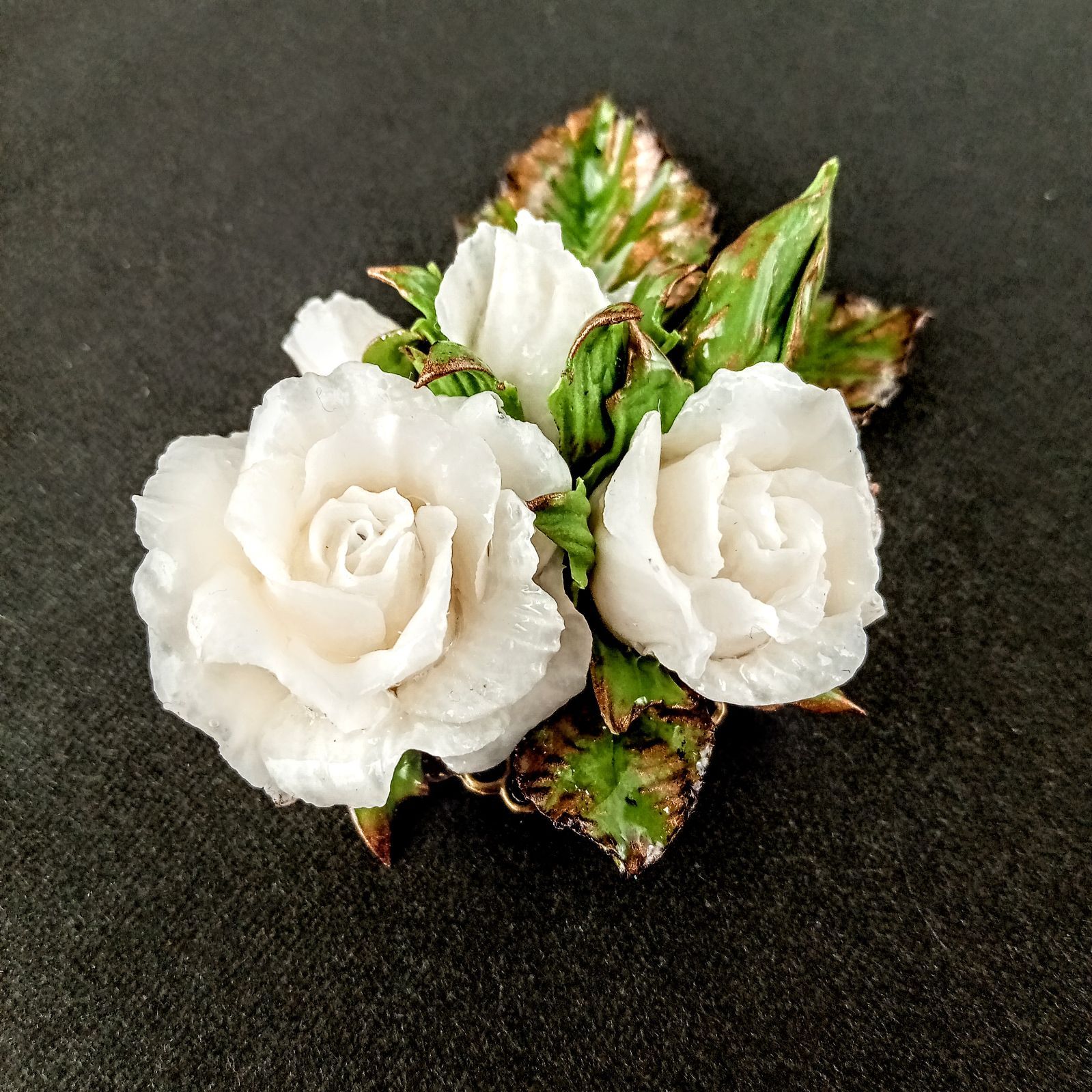 白バラ造花のブローチ