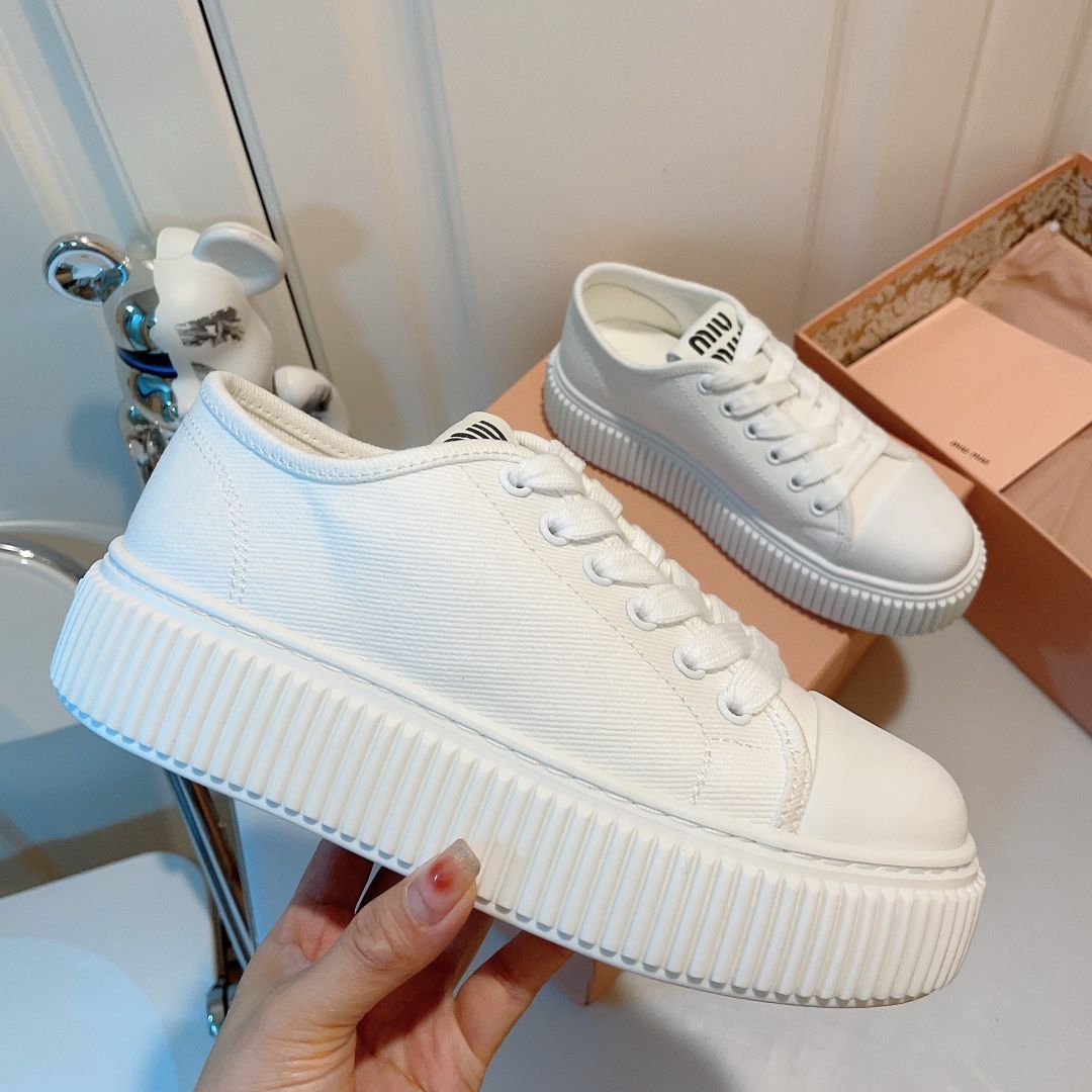 miumiuカジュアル白靴です