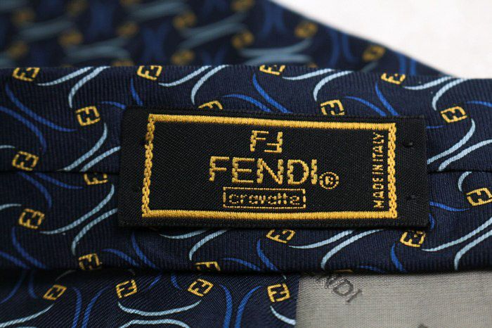 美品 FENDI フェンディ ズッカ柄 総ロゴ ネクタイ ネイビー 紺 FENDI フェンディ ネクタイ ズッカ 総柄 ロゴ ネイビー ビジネス