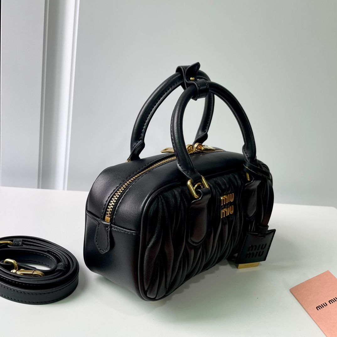 黒 【美品】 miu miu / アルカディ マテラッセレザーバッグ 