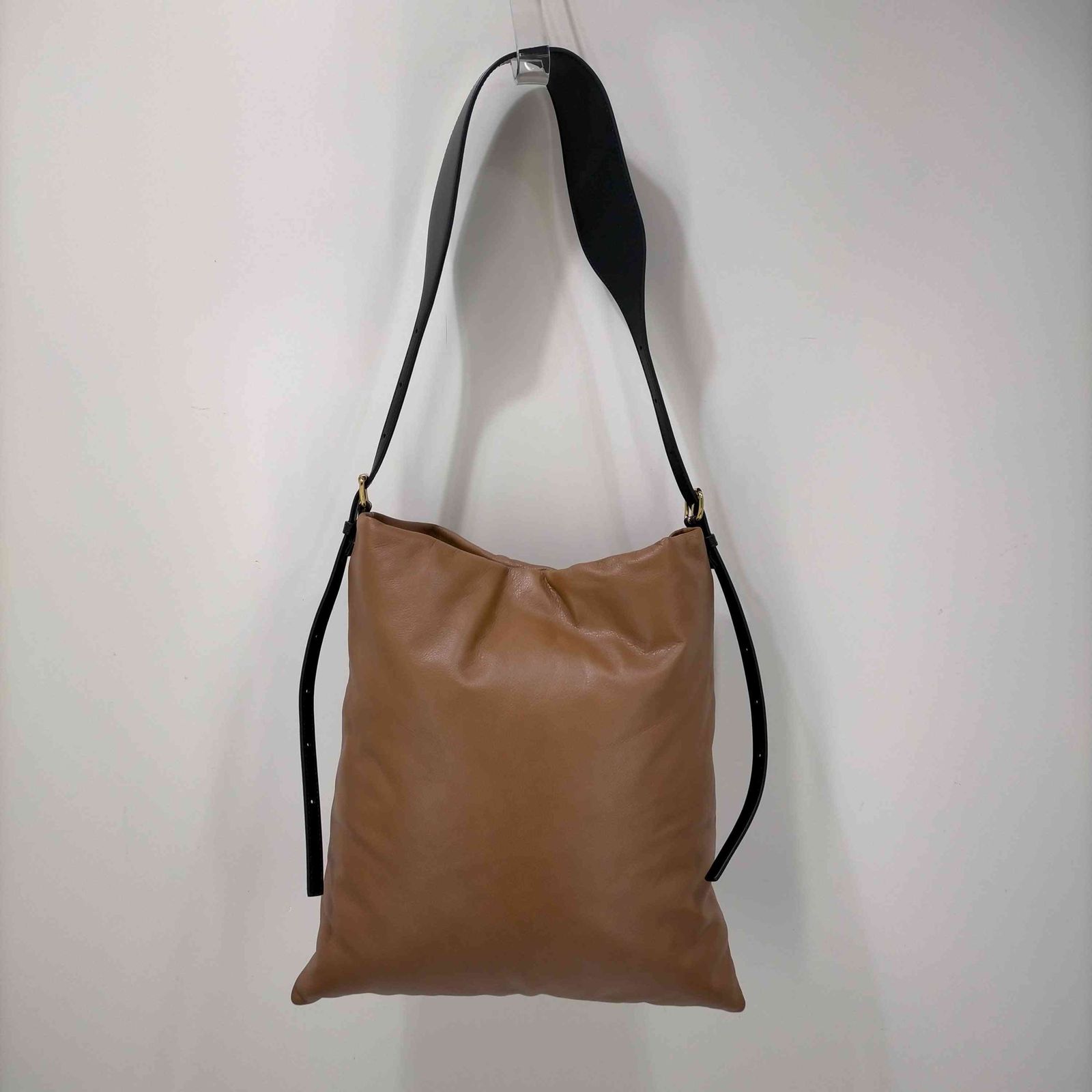 Sacai(サカイ) Padded One Handle Bag レディース サカイが新作「Padded」シリーズを発売、カウハイドを使用したバッグと