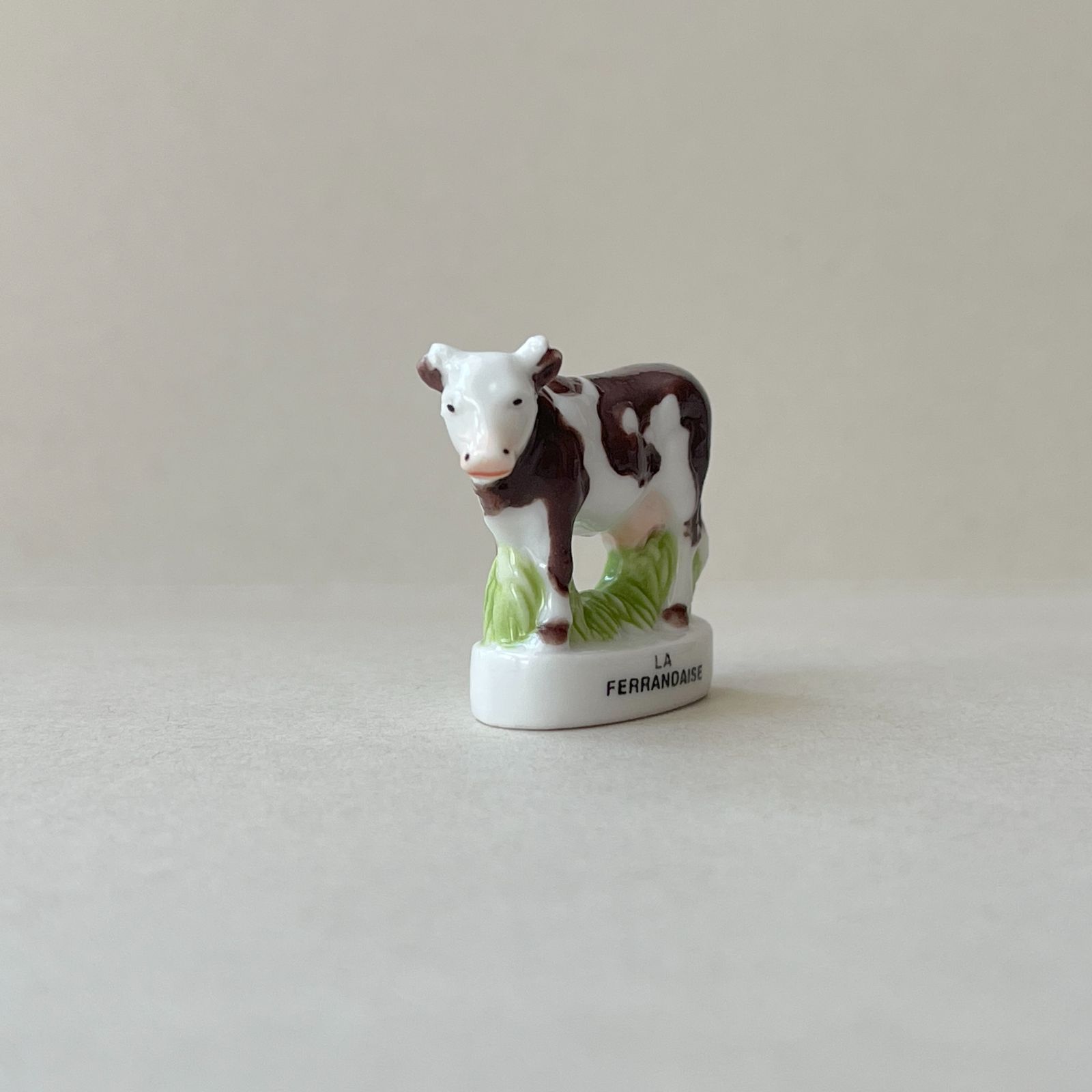 アンシのティーセット　フェーブ　フェーヴ　フランス　アルザス　陶器　ミニチュア フェーヴ フェランデーズ牛 牛の品種 フランス フェーブ