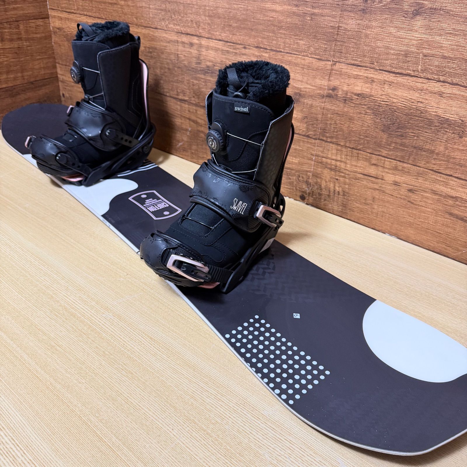 SWIVEL スウィベル レディース スノーボード 4点セット ボード 138 cm バインディング ブーツ 24 リーシュコード カワイイ おしゃれ