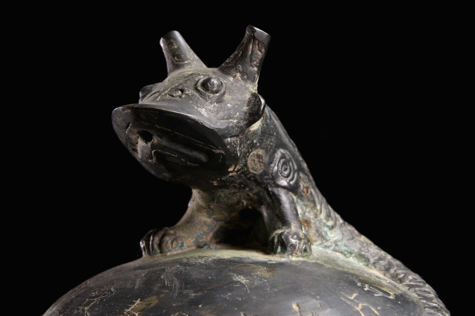 古青銅造 饕餮紋 神獣蓋、両耳装飾 香炉 唐宋時代 幅約36.3cm 中国美術 青銅製 饕餮文蟠龍蓋罌 39cm 4487g 唐物骨董 楾 R193.2-ORQ8