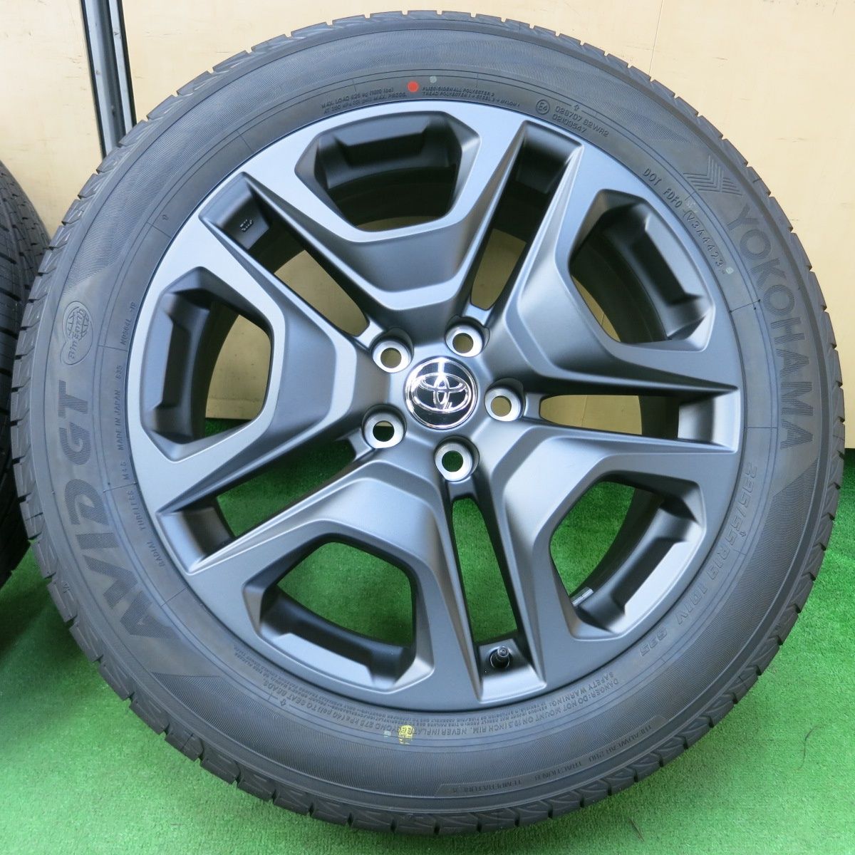 美品 新型RAV4 アドベンチャー 19インチアルミ＆ヨコハマタイヤ235-55