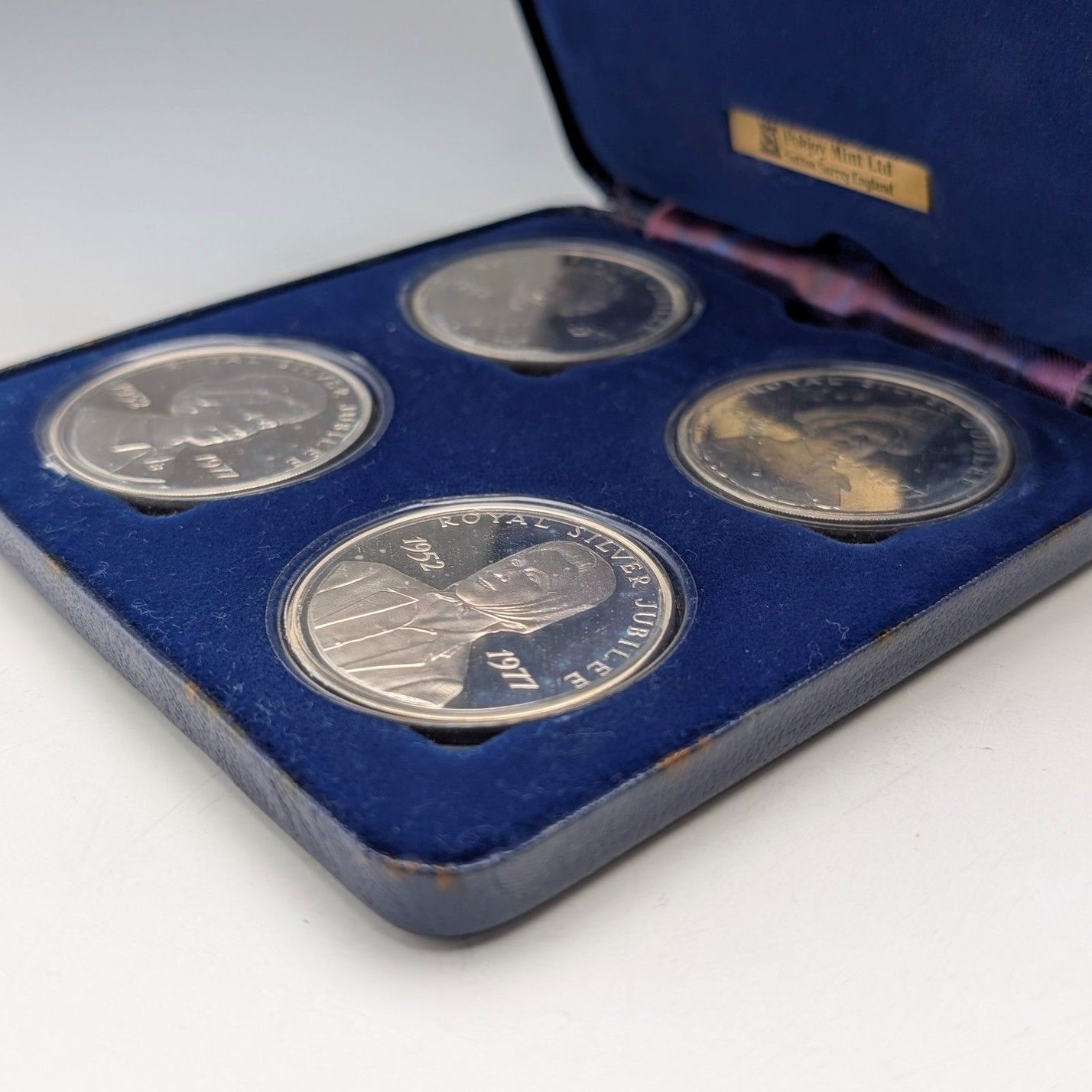 1977年 英国 純銀製 シルバージュビリー クラウン銀貨4個セット 計113g ケース入 Pobjoy Mint 1977年 英国 純銀製 シルバージュビリー クラウン銀貨4個セット