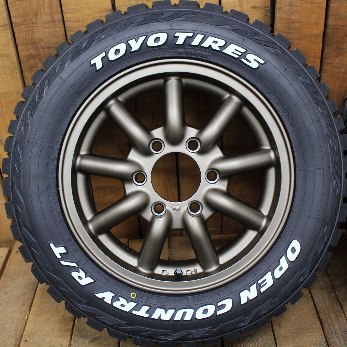 200系 ハイエース 車検対応 ファブレス BARONE MC-9 16in TOYO
