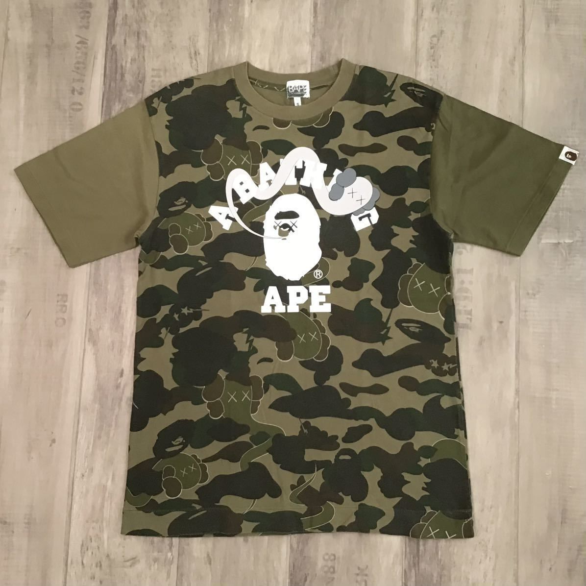 ★激レア★ BAPE × KAWS bendy 1st camo カレッジロゴ Tシャツ Sサイズ a bathing ape エイプ ベイプ  アベイシングエイプ カウズ